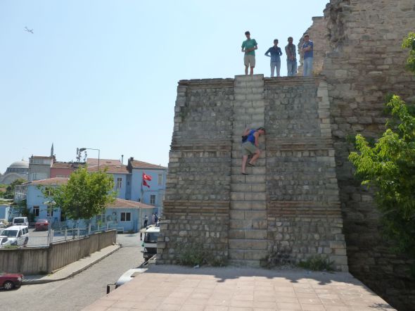 Branta smala trappsteg på väg upp till tornet