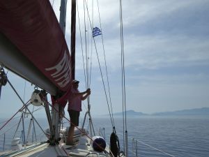 Vägen från Datca till Symi är kort, just så man hinner byta artighetsflagg