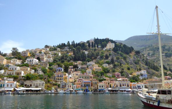 Karaktäristiskt för Symi är alla hus i neoklassicistisk stil