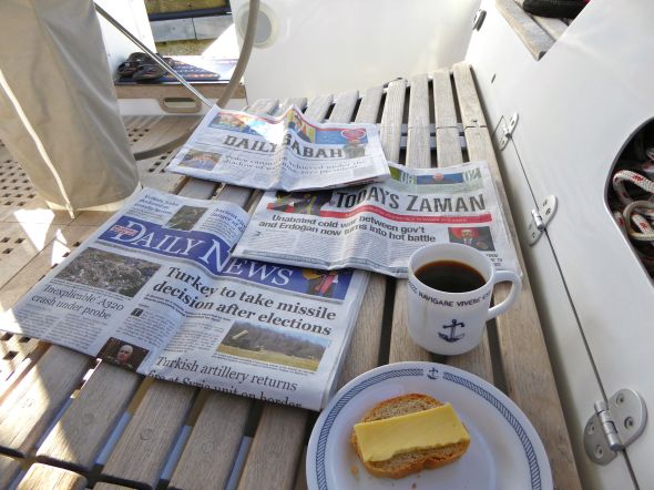 Morgonkaffe med papperstidningar...