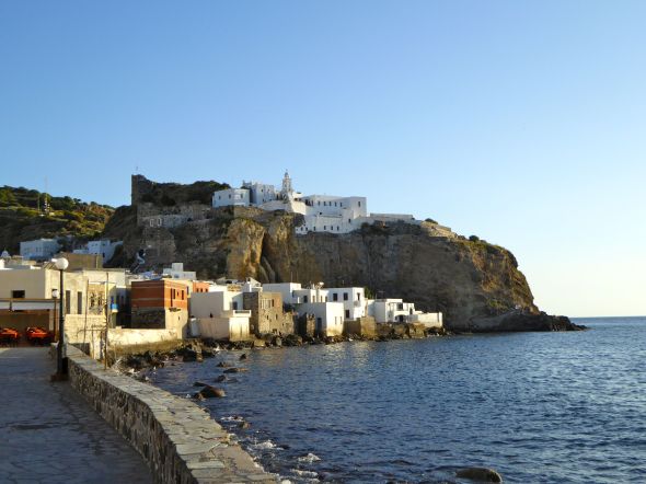 Mandraki med Panagia Speliane klostret på klippan