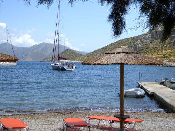 I Xerokambosviken ligger man fint vid de gula bojarna utanför Aloni's taverna