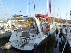 Ayfer välkomnar oss i morgonsolen