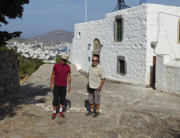 Claes och Svante utanför grottan