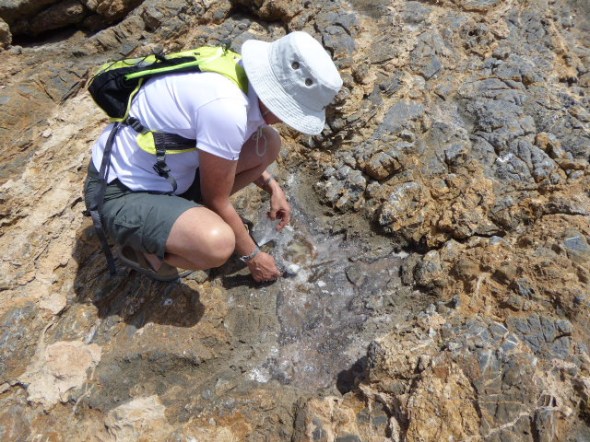 Ayfer Nina samlar havssalt