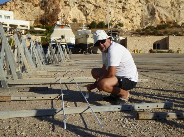 Svante målar glasfiber